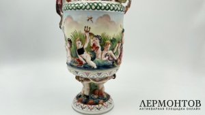 Декоративный кувшин со скульптурным декором. Италия, Каподимонте, 1970-1980-е гг.