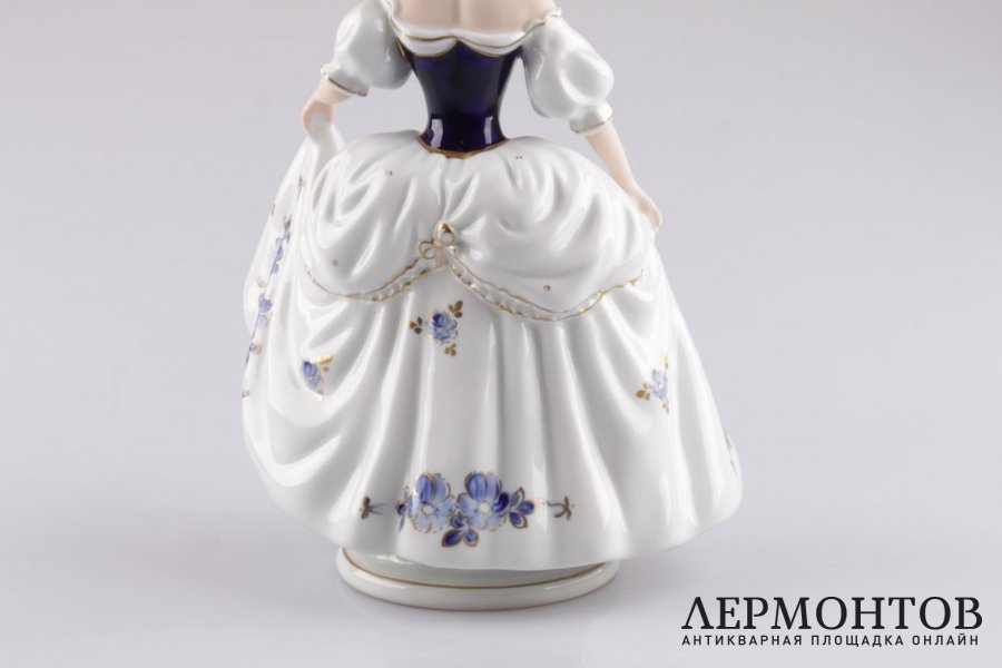 Статуэтка. Девушка в шляпе. Фарфор, роспись. Royal Dux Bohemia, XX век.