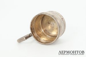 Подстаканник лаконичной формы. Россия, фирма И.П. Хлебникова, 1908-1917 гг. Серебро.