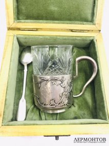 Подстаканник в стиле модерн с ложкой и стаканом в коробке. Серебро 84 пробы, М. Тарасов, Россия, 1899–1908 годы