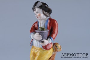 Статуэтка Юноша с горшком цветов. Россия, конец 18 в. Фарфор, роспись. 