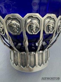 Ваза-корзинка с виноградной лозой и кобальтовой вставкой. Серебро 800 пробы, стекло, Западная Европа, 1-я половина 20 века
