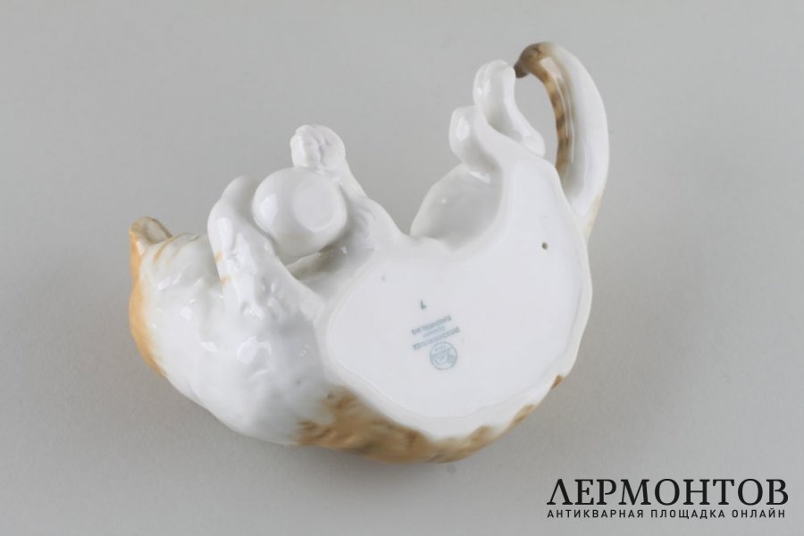 Статуэтка Кошка лежащая с мячом. Фарфор.  Фабрика Hutschenreuther, Германия, 1970-е.