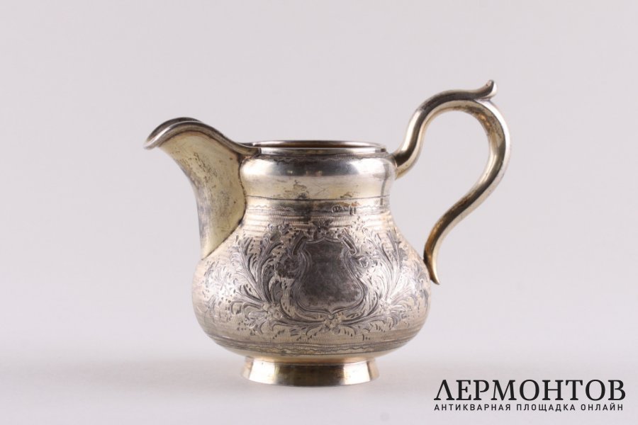 Сливочник в технике гильоше. Серебро 84 пробы, золочение. Россия, 1886 год.
