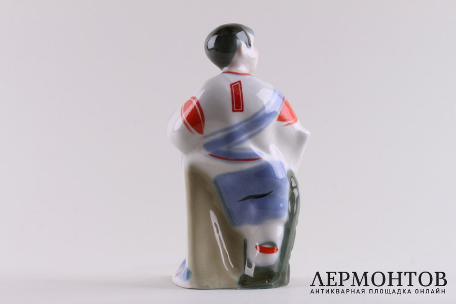 Статуэтка Юный хоккеист.  СССР, Полонский завод, 1970-е гг. Автор Мусиенко. Фарфор.