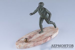 Скульптура Футболист, бегущий за мячом. Франция, Париж, 1930-е гг. Шпиатр.