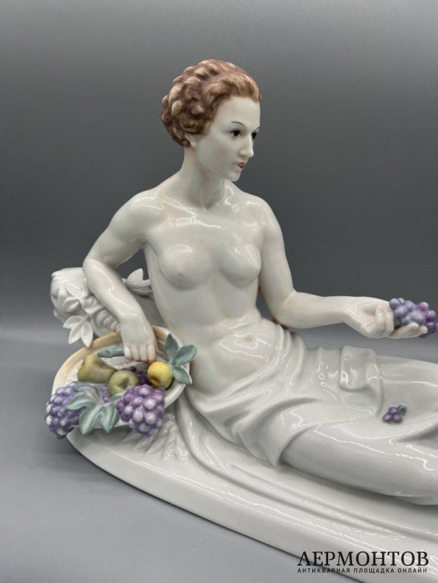 Скульптура «Обнажённая девушка с корзиной фруктов». Фарфор, роспись, Rosenthal, скульптор Hugo Meisel, Германия, 1930–1940 годы
