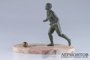 Скульптура Футболист, бегущий за мячом. Франция, Париж, 1930-е гг. Шпиатр.