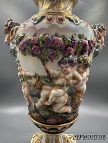 Ваза с путти и маскаронами. Фарфор, роспись, Capodimonte, Италия, 20 век