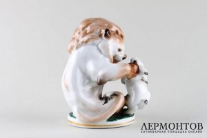 Статуэтка Заяц во хмелю. СССР, ЛФЗ, автор Б.Я. Воробьев, 1950-е гг. Фарфор.
