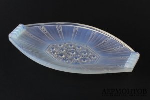 Блюдо art deco с цветочным декором. Опаловое стекло, литье. Франция, 1920-30-е гг.