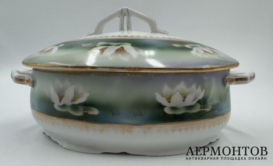 Соусник с крышкой Кувшинка. Россия, М. Кузнецов, 1900-е гг. Фарфор, роспись.