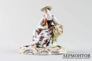 Статуэтка Девушка с курочкой и корзиной.  Германия, Meissen, 1934-1945 гг. Фарфор.