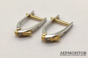 Серьги с английским замком из двухцветного золота 750 пробы с 2 бриллиантами.