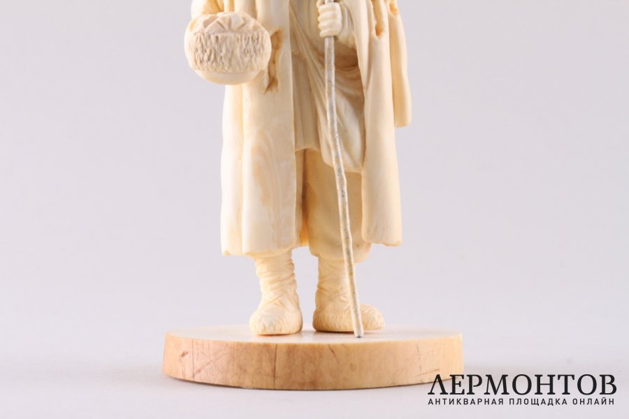 Старик-нищий. Кость, резьба. Российская империя, Тобольск, конец XIX - начало XX века