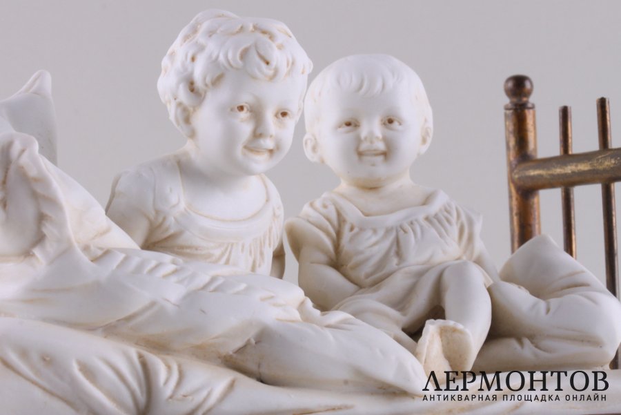 Скульптура Двое детей на кровати. Фарфор, латунь. Германия, 1880-1900е.