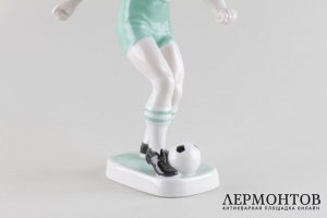 Статуэтка Футболист с мячом. Венгрия, мануфактура Hollohaza, 1970-1980-е гг. Фарфор.