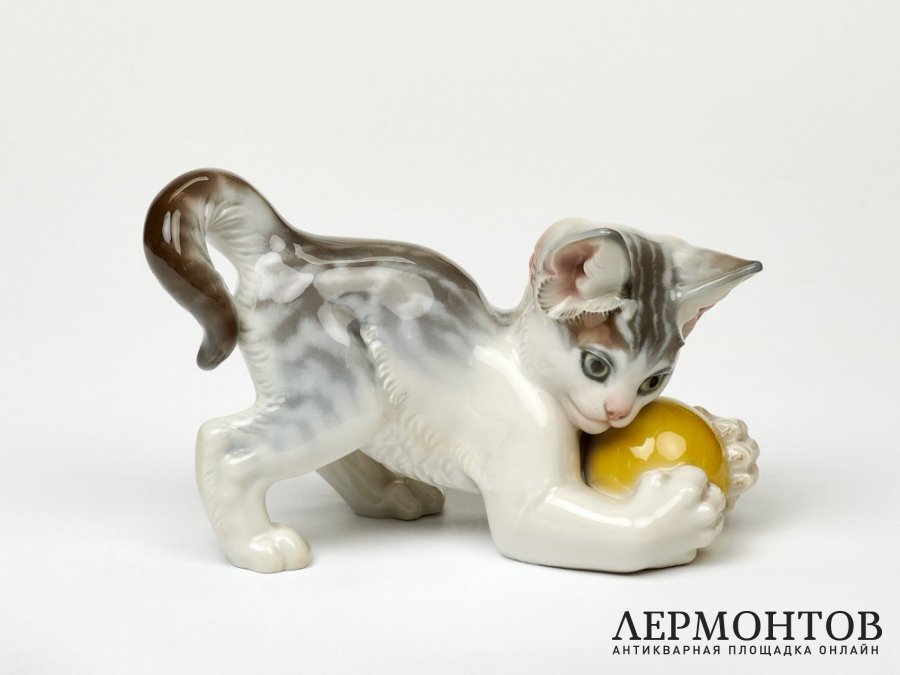 Статуэтка «Котёнок с мячом». Фарфор, Eschenbach, Германия, 1947–1953 годы