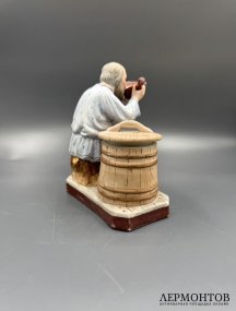 Статуэтка «Мужик с ковшом». Бисквит, роспись, фабрика Гарднера, Россия, 1880–1890 годы