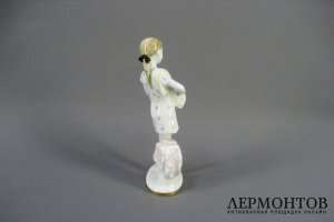 Юная помощница. Фарфор. СССР, ЛФЗ, Г. С. Столбова. 50-е-60-е годы ХХ века.