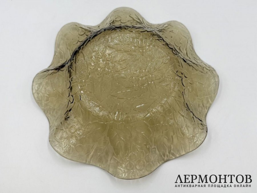Блюдо морошка из антрацитового стекла. Завод Неман, автор Мурахвер, 1970-е гг.