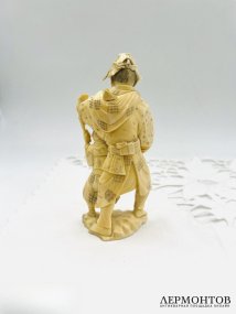 Окимоно «Странствующие артисты». Кость, резьба, Япония, начало 20 века