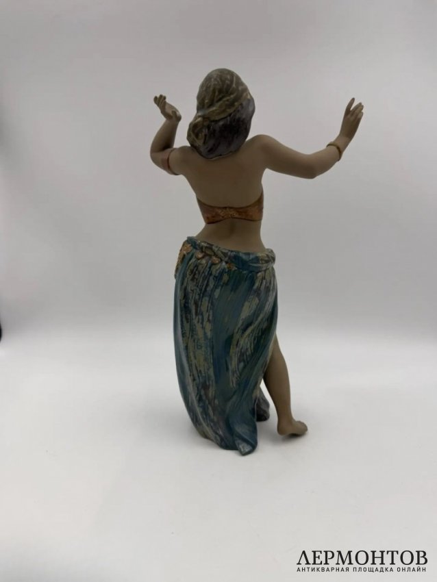 Статуэтка «Ритм Востока II». Фарфор грес, Lladro, скульптор Alfredo Llorens, Испания, 2005–2008 годы