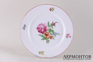 Круглое блюдо из сервиза с цветочным декором и маркой Придвор. Россия, ИФЗ, 19 в.