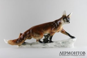 Статуэтка. Лиса крадущаяся. Royal Dux, Чехословакия, Богемия. Фарфор, 1950-е годы.