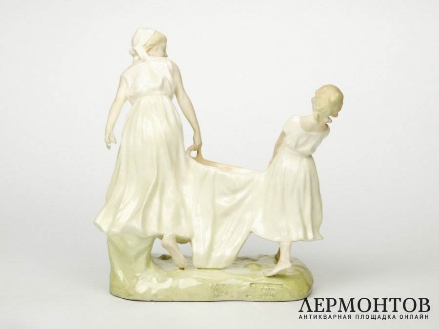 Статуэтка-ваза «Юная помощница мамы». Goldscheider, Австрия, 1905 год