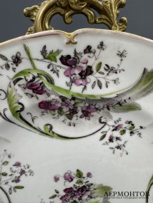 Тарелка с цветочным орнаментом. Фарфор, роспись, завод А. Попова, Россия, 1850–1860-е годы