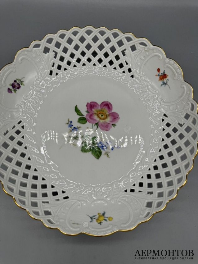 Блюдо с прорезным декором и цветами. Фарфор, роспись, Meissen, Германия, 20 век