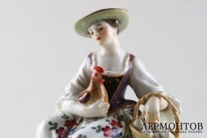 Статуэтка Девушка с курочкой и корзиной.  Германия, Meissen, 1934-1945 гг. Фарфор.