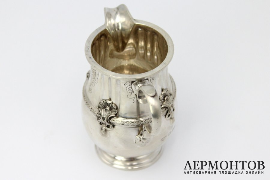 Молочник в стиле историзм. Серебро. Англия, Wilson and Gill, 1928.