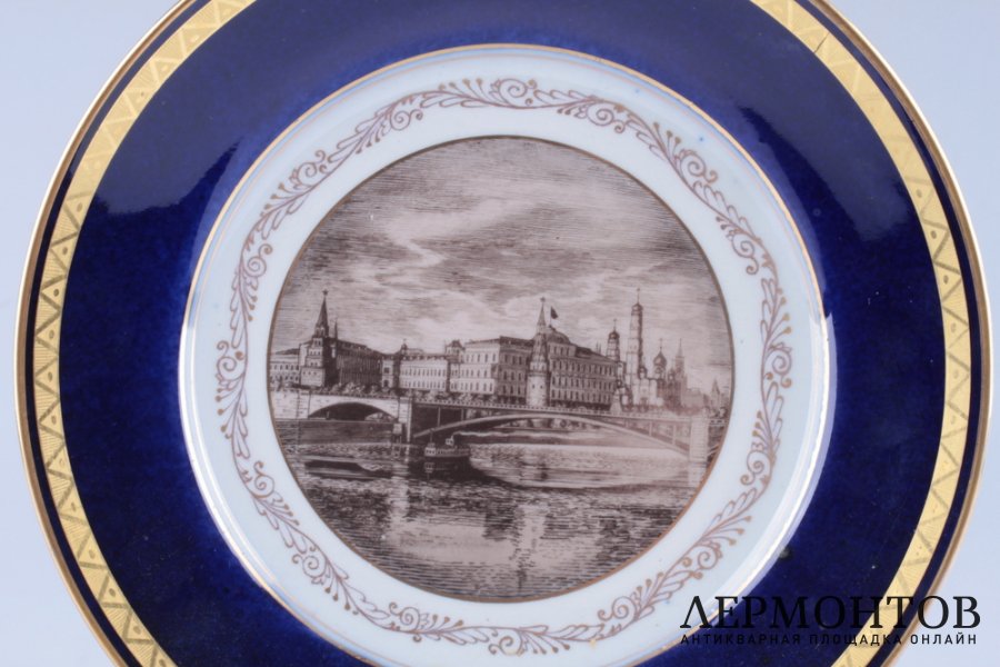 Декоративная тарелка Вид Кремля. Россия, Дмитровский фарфоровый завод, 1930-е гг. Фарфор, деколь.