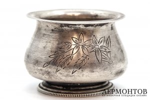Солонка в форме чугунка с цветочным декором. УССР, г. Киев, 1956-1958 гг. Серебро.