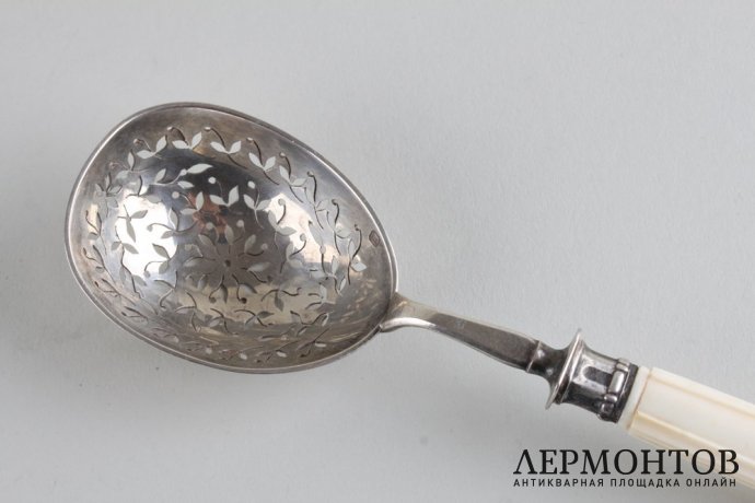 Ложка для закусок. Серебро 950 пробы, кость. Франция, XIX век.