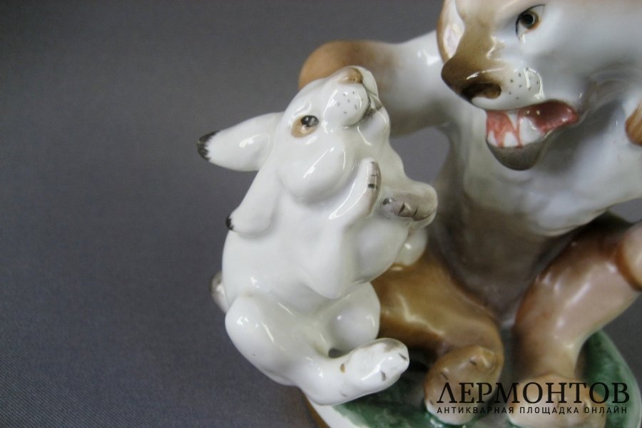 Композиция Лев и заяц. Фарфор. СССР, ЛФЗ, 50-60-е годы ХХ века.