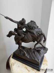Скульптура «Сражающаяся амазонка». Шпиатр, по модели А. Кисса, H. Gladenbeck, Германия, конец 19 — начало 20 века
