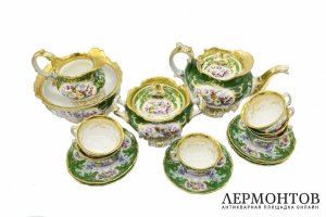 Чайный сервиз с цветами. Россия, з-д А. Попова, 1850-е гг.  Фарфор, роспись.
