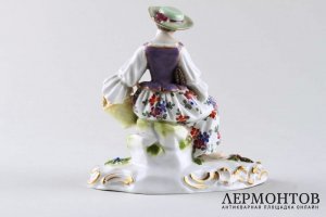 Статуэтка Девушка с курочкой и корзиной.  Германия, Meissen, 1934-1945 гг. Фарфор.