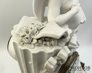 Каминные будуарные часы Амур. Франция, к. 19 в.  Бисквит, лепка. Мрамор, резьба. 