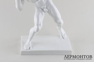 Статуэтка Метатель ядра. Фарфор.  Фабрика Herend, Венгрия, 1950-е годы.