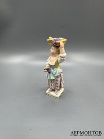 Статуэтка «Девушка с виноградом и корзиной на голове». Фарфор, роспись, Meissen, Германия, начало 20 века