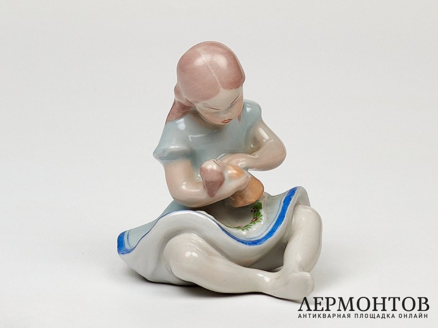 Статуэтка «Девочка с куклой». Фарфор, Kispest, Венгрия, 1950–1960 годы