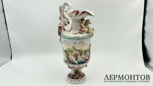 Декоративный кувшин со скульптурным декором. Италия, Каподимонте, 1970-1980-е гг.