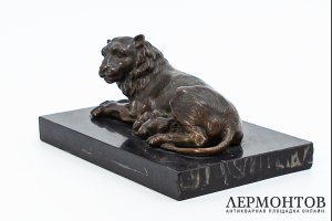 Статуэтка Львица кормит львят. Франция, 1 половина 20 века. Бронза, литье. Камень.