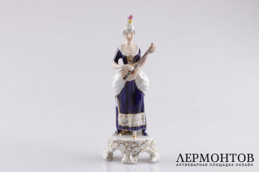 Статуэтка. Дама с лютней. Фарфор, роспись. Royal Dux Bohemia, XX век.