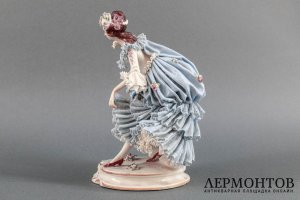 Дама в голубом платье. Германия, Ackermann amp Fritze Volkstedt, 1930 -60 гг.