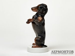 Статуэтка «Сидящая такса». Фарфор, Rosenthal, Германия, 1924 год